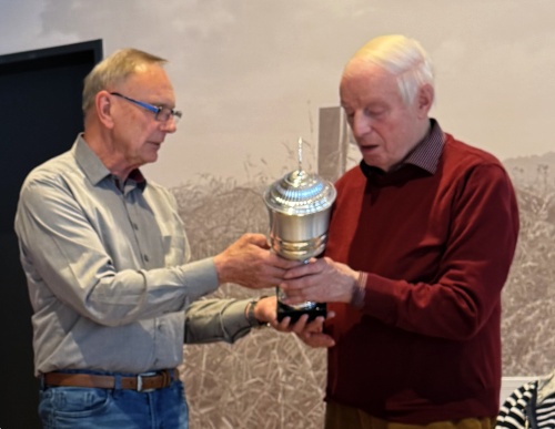 Pokal�bergabe an Adolf Fricke